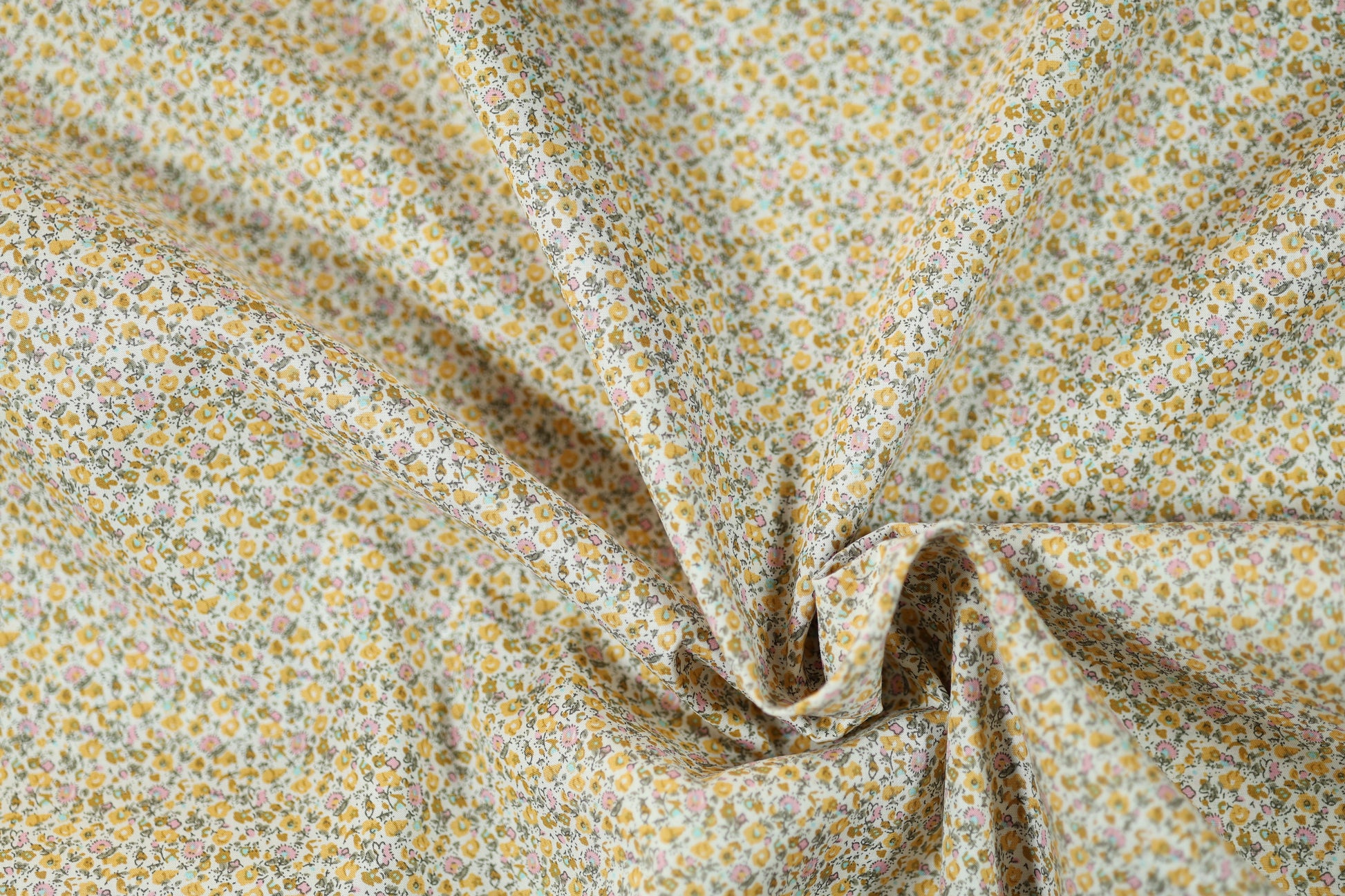 Hochwertiger Stretchstoff mit Blumenmuster in Goldene Wiesenblumen – perfekt für Nähen und Design