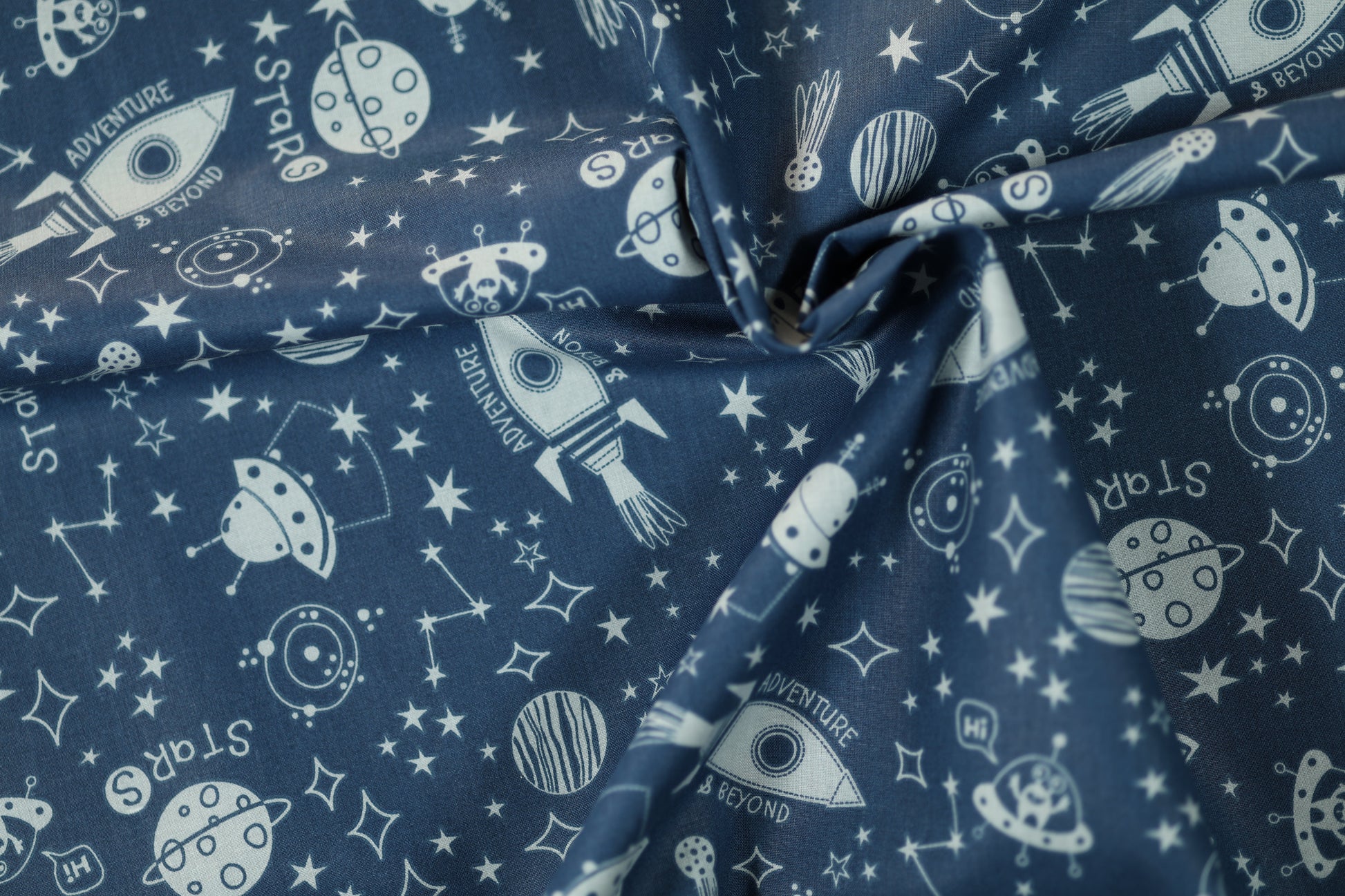 Elastischer Baumwollstoff Weltall Abenteuer – Blau mit weichem Griff