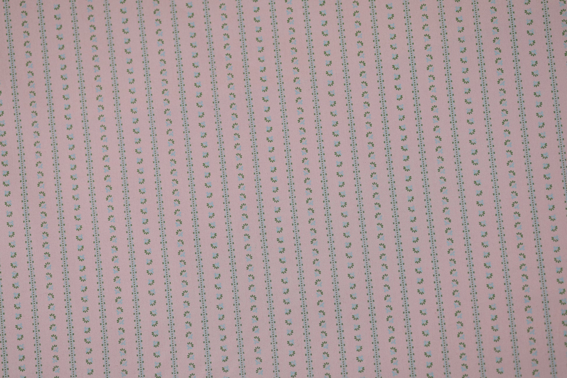 Elastischer Baumwollstoff Rosenstreifen Rosa – ideal für Kleidung und Accessoires