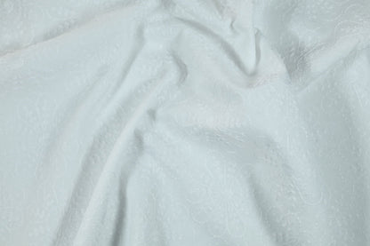 Heller Baumwollstoff mit Stickerei – elegant & zeitlos