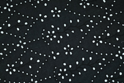 Schwarze Baumwolle mit bestickten Blüten in Weiß