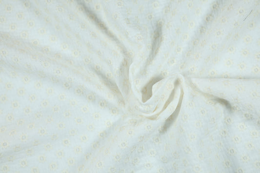 Naturweißer Baumwollstoff mit feiner Lochstickerei – ideal für Babykleidung