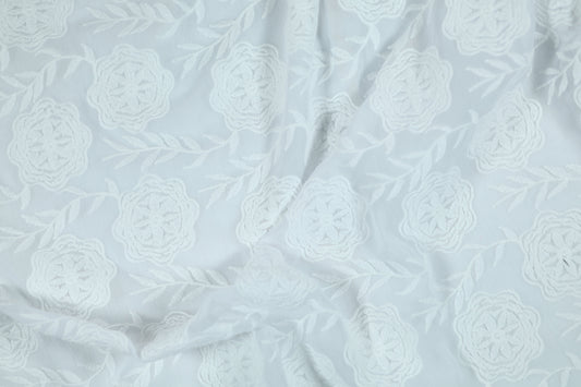 Baumwoll Stretch Stoff Florale Stickerei Weiß – elastisch und angenehm für vielfältige Projekte