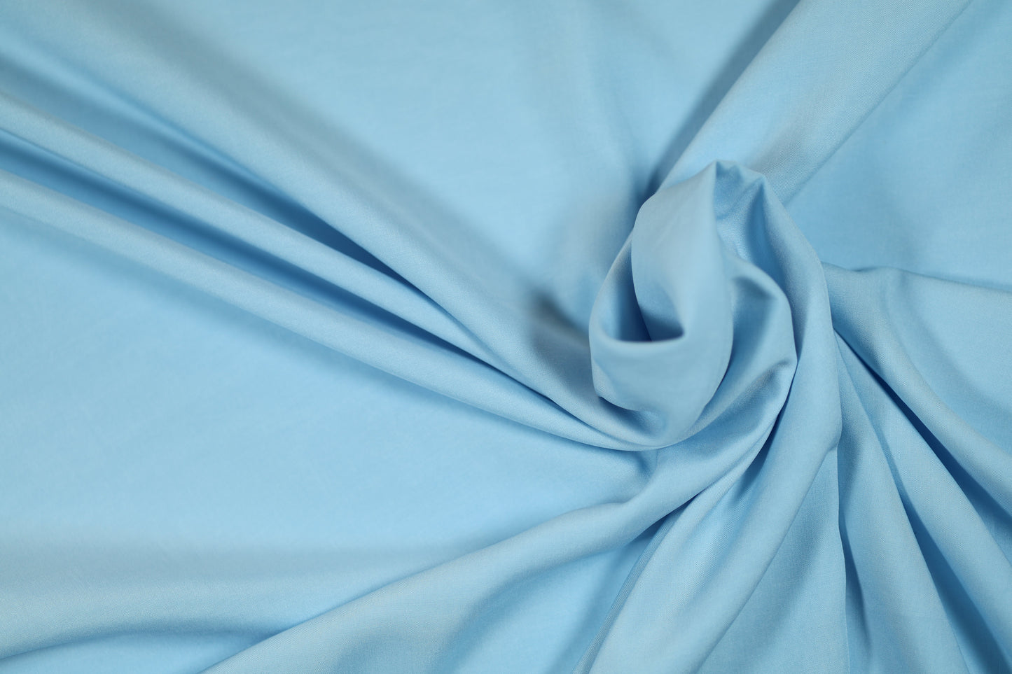 Leichter Viskosestoff in Himmelblau – ideal für luftige Sommermode oder kreative DIY-Projekte