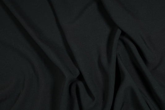 Fließender Viskosestoff in Schwarz – weich und angenehm für Kleidung und Accessoires