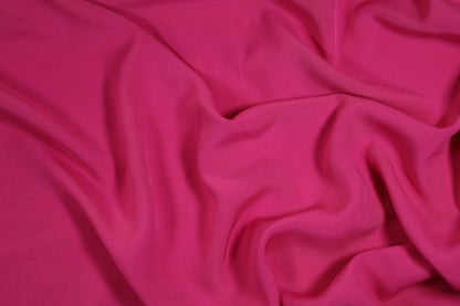 Viskosestoff in Fuchsia mit fließendem Fall – perfekt für Sommermode