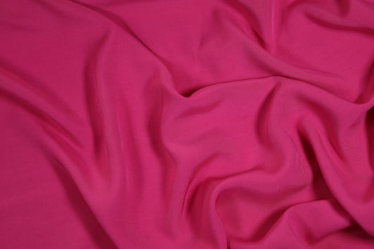 Viskosestoff in Fuchsia mit fließendem Fall – perfekt für Sommermode