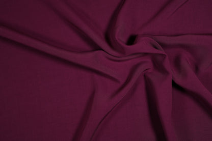 Viskosestoff in Aubergine mit fließendem Fall – perfekt für Sommermode