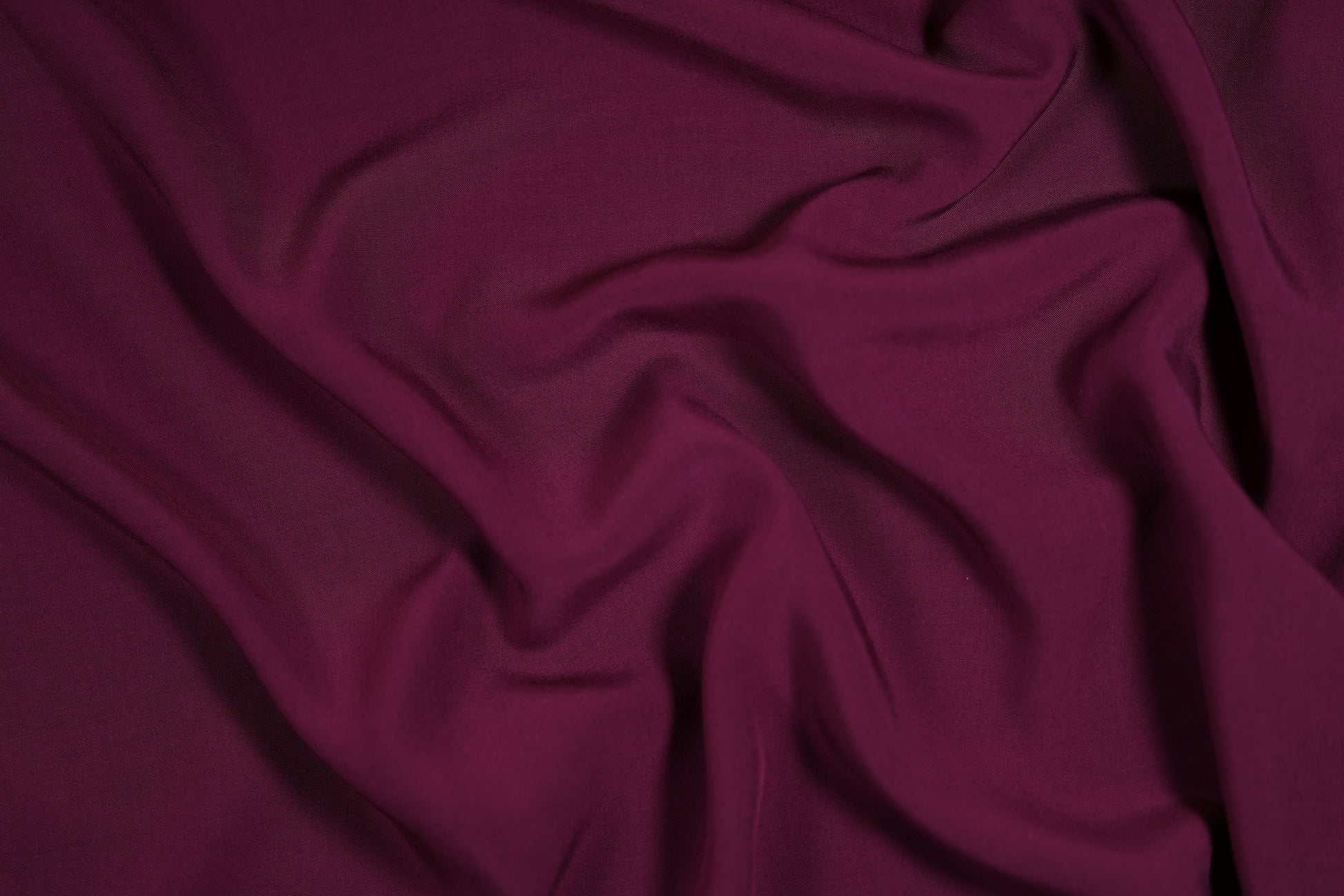 Leichter Viskosestoff in Aubergine – ideal für Kleider und Blusen