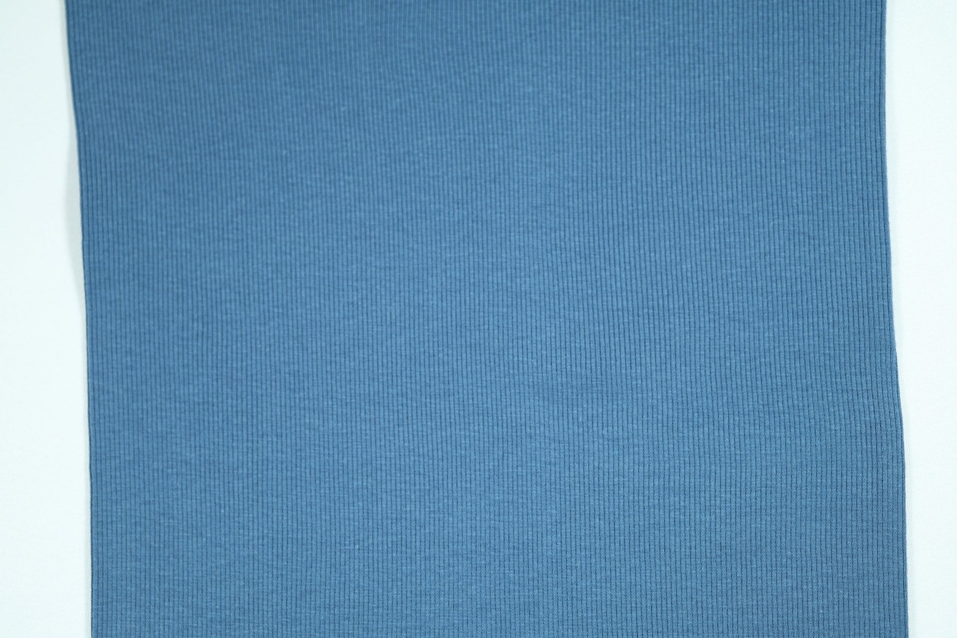 Elastischer Baumwollstoff in klassischem Jeansblau
