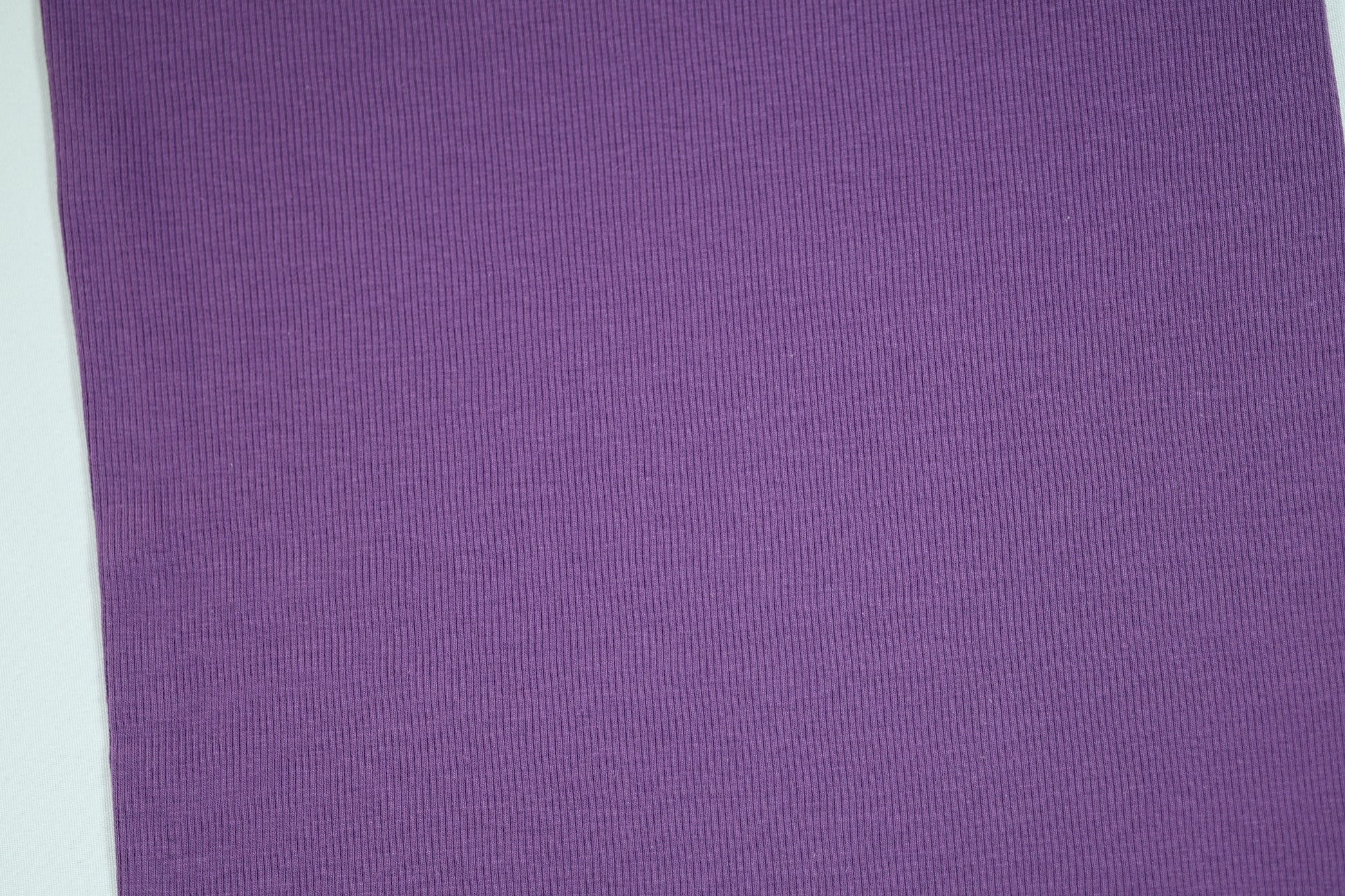Fein gerippter Bündchenstoff in kräftigem Violett