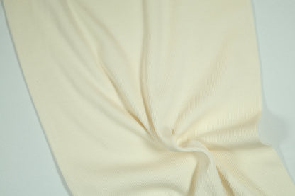 Naturweißer Bündchenstoff mit leichter Struktur und hoher Elastizität