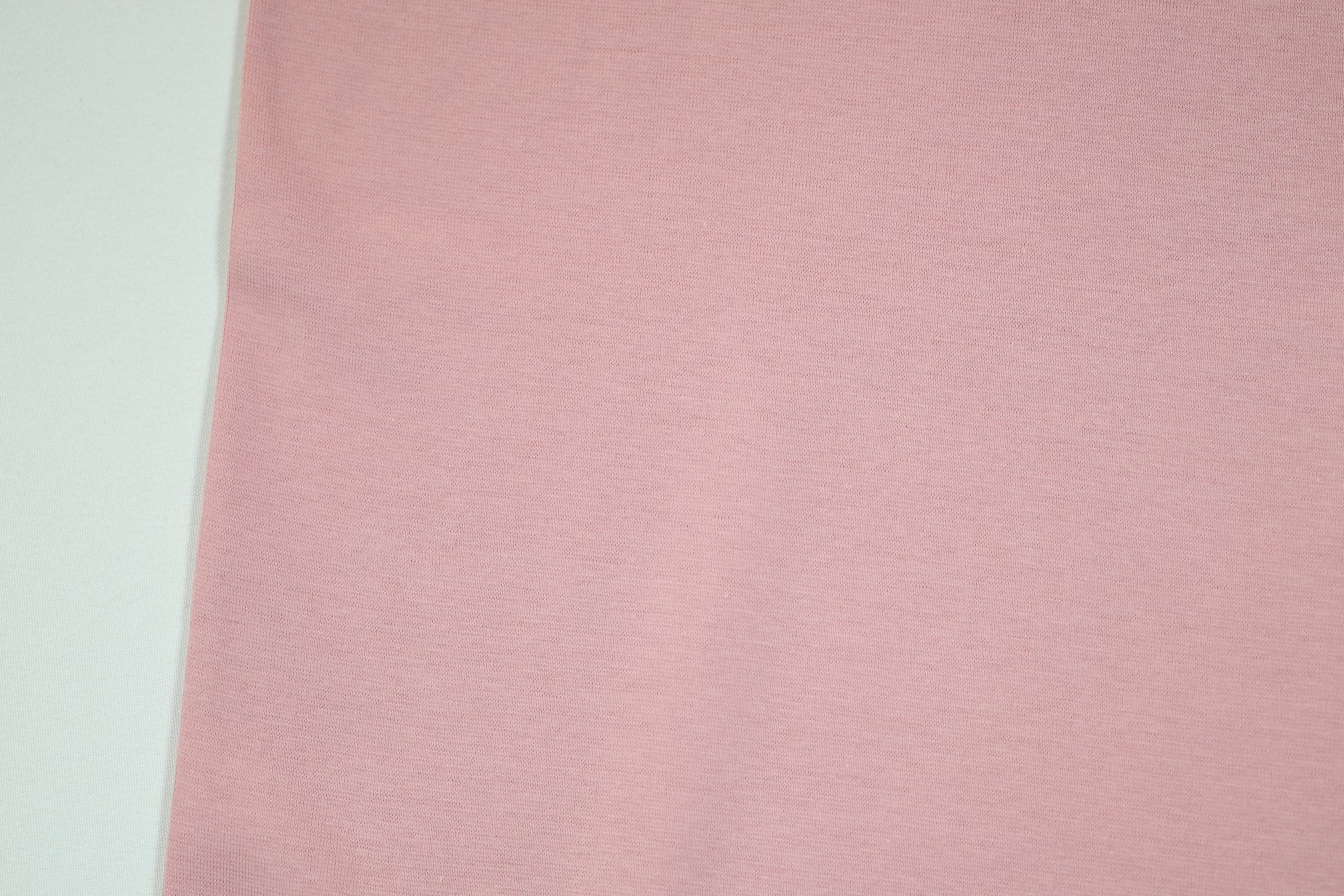 Bündchenstoff aus Baumwolle in klassischem Altrosa – zart, elastisch und feminin