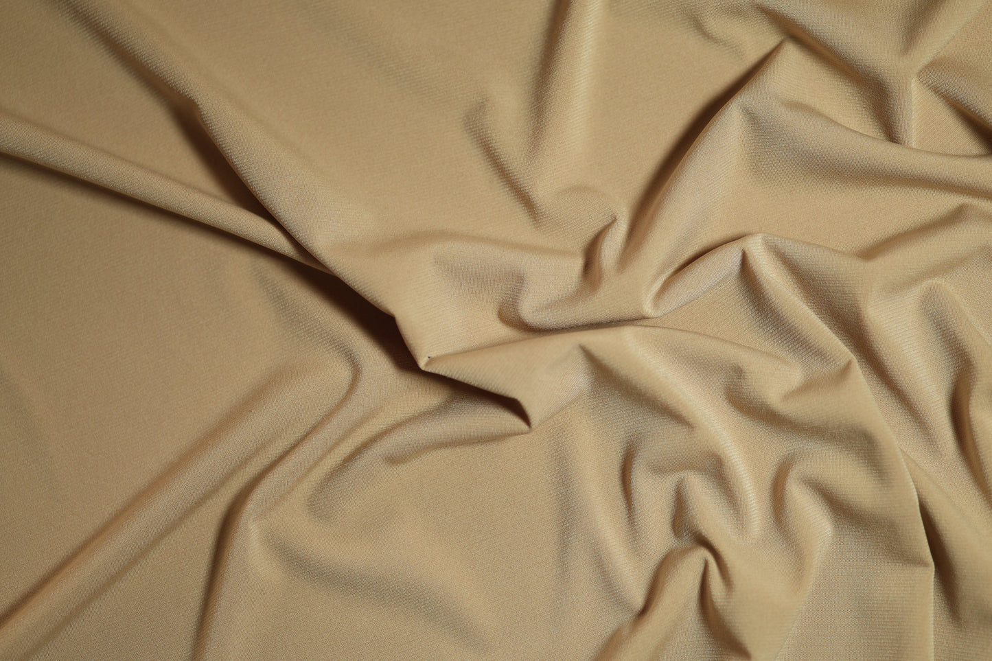 Elastischer Jersey in Sandfarben, locker und weich drapiert