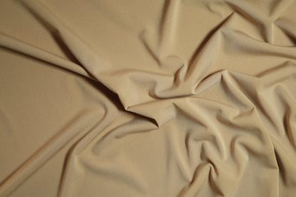 Elastischer Jersey in Sandfarben, locker und weich drapiert