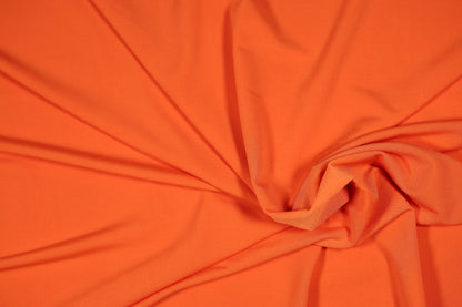 Kräftiger Jerseystoff in Mandarin-Orange, weich drapiert