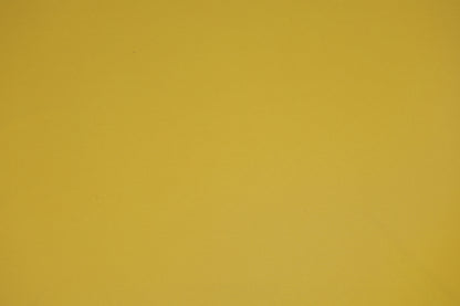 Elastischer Jersey in Senfgelb, zu einer Rosette gedreht, ideal für Herbstmode