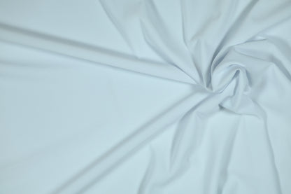 Dehnbarer Stoff in Eisblau, perfekt für Babykleidung und leichte Frühlingsmode