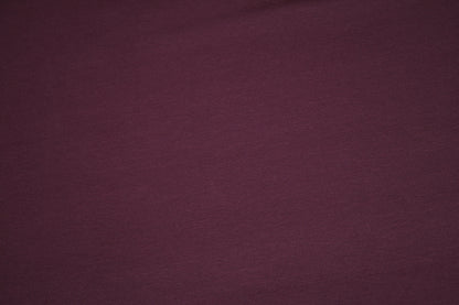 Detail: bordeauxfarbener Jersey-Stoff in weicher Qualität