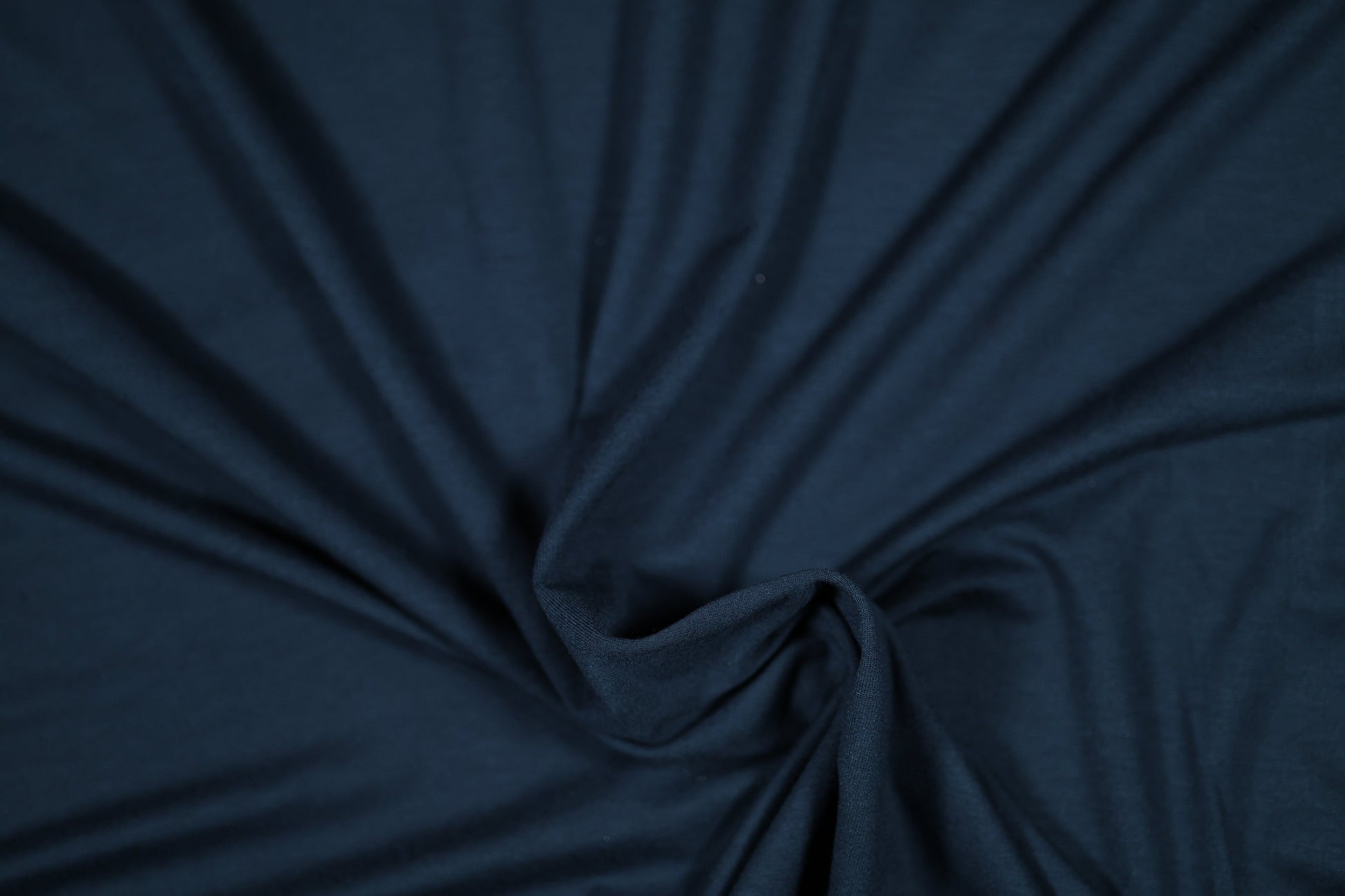 Jersey Stoff aus Viskose in Dunkelblau – perfekt für Shirts und Kleider