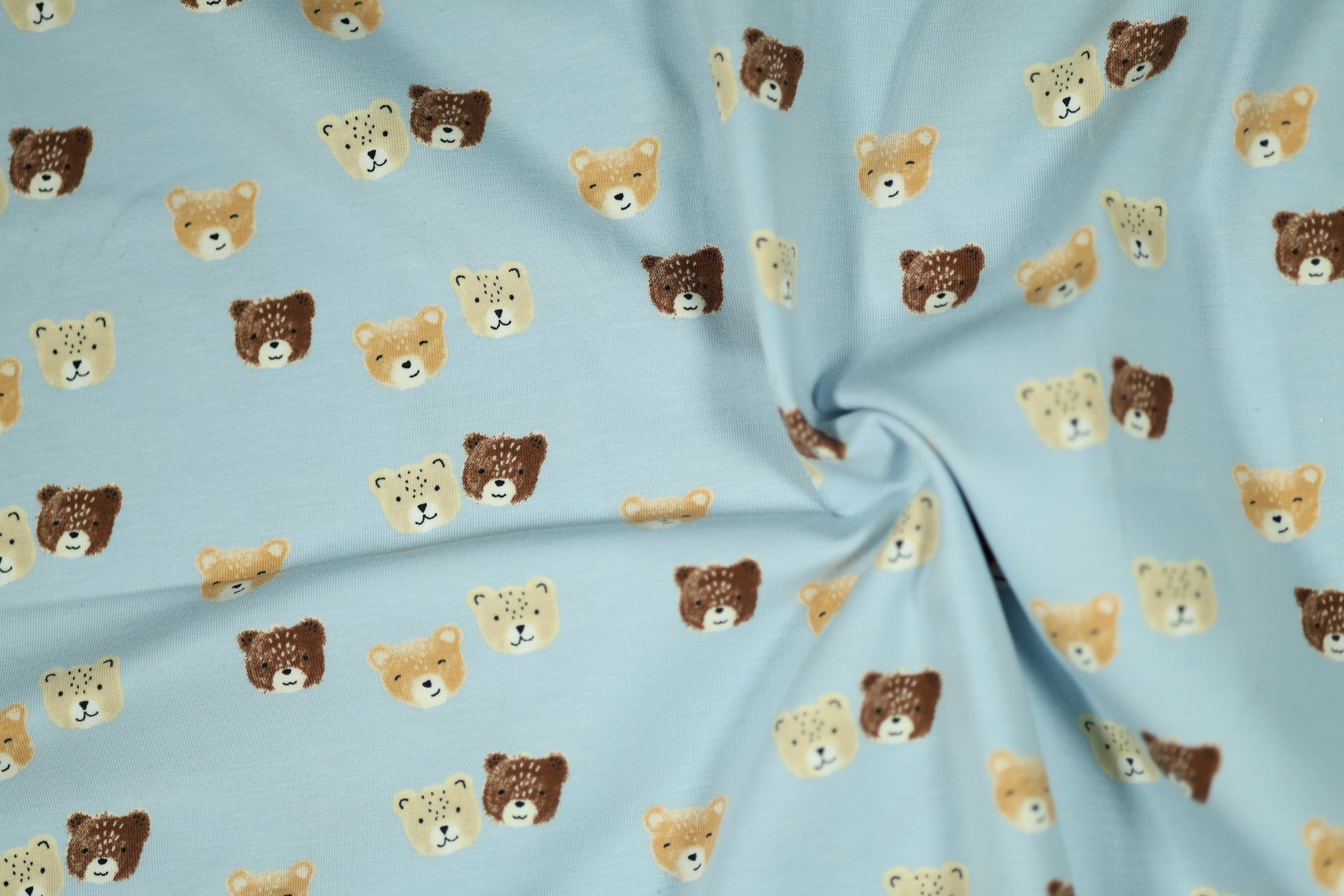 Hellblauer Baumwollstoff mit süßen Teddyköpfen in Braun- und Beigetönen