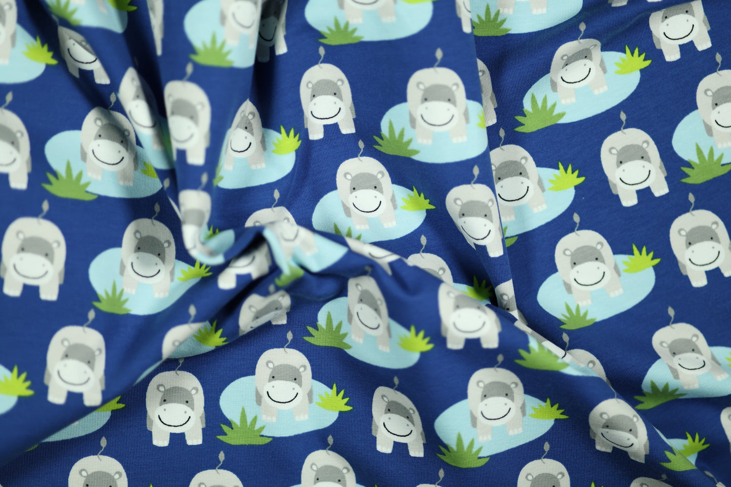 Kinderfreundlicher Stoff mit Nilpferden und Palmen – ideal für Pyjamas.