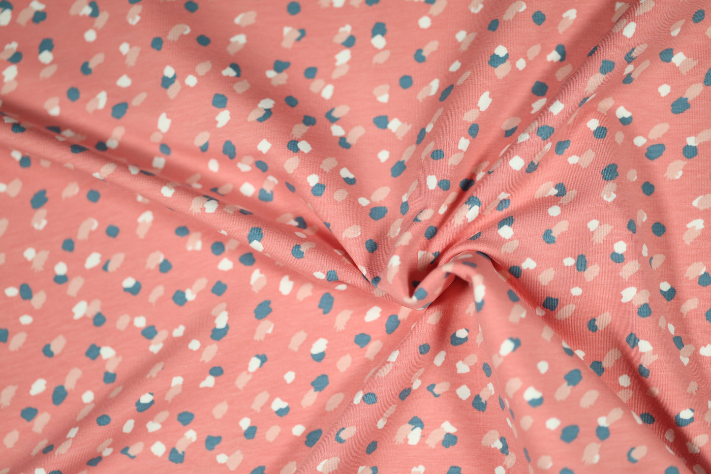 Tupfenmuster für Kinderbekleidung – weich & lebendig.