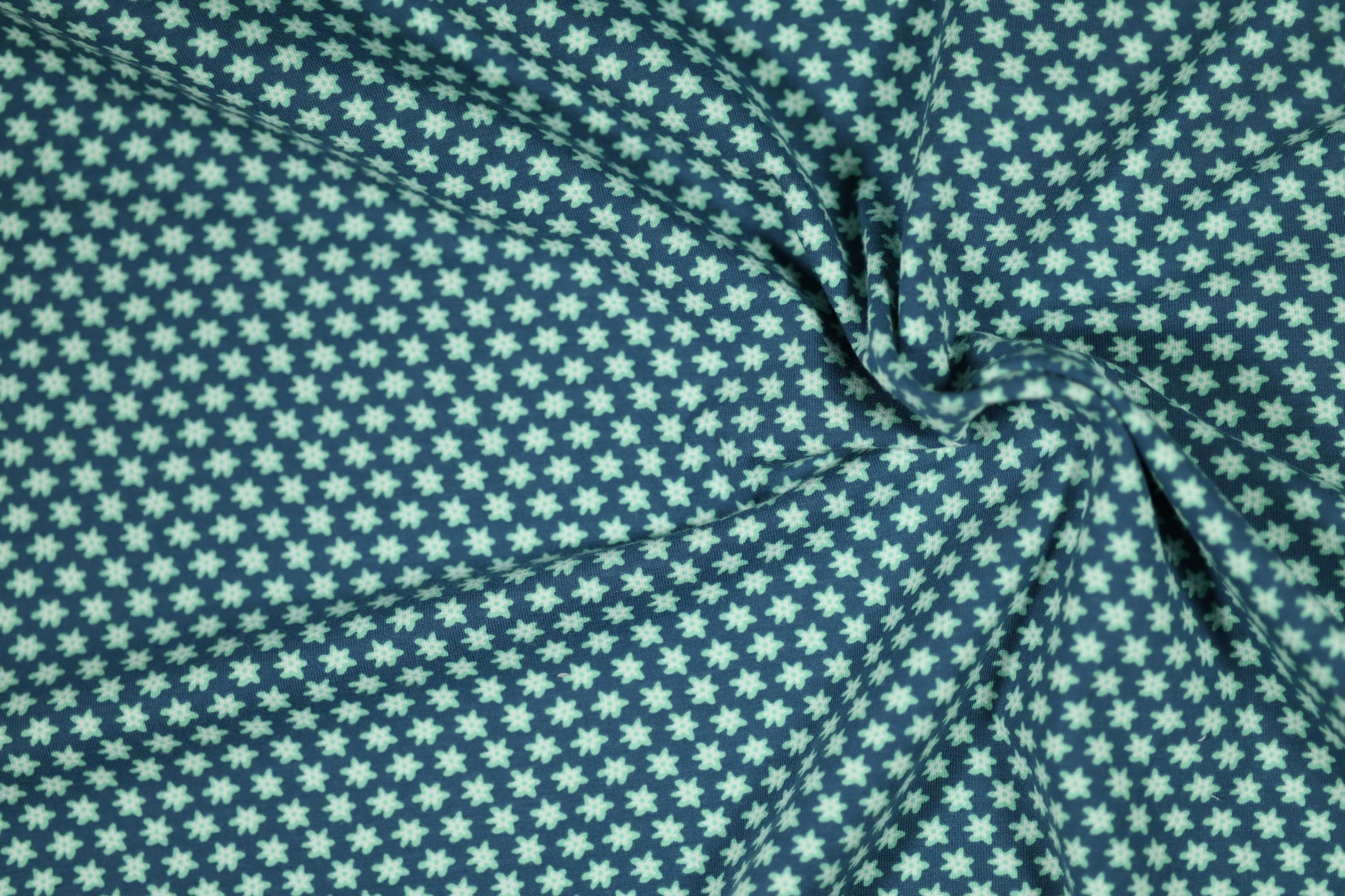 Baumwollstoff mit Motiv: kleine blüten auf marineblau – weich & kindgerecht.