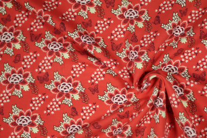Florales Muster mit Schmetterlingen in Rot – hochwertiger Baumwollstoff für Kinder und kreative Projekte.
