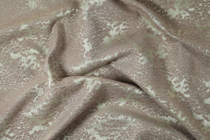 Floraler Stoff in Goldbraun – klassisch elegant