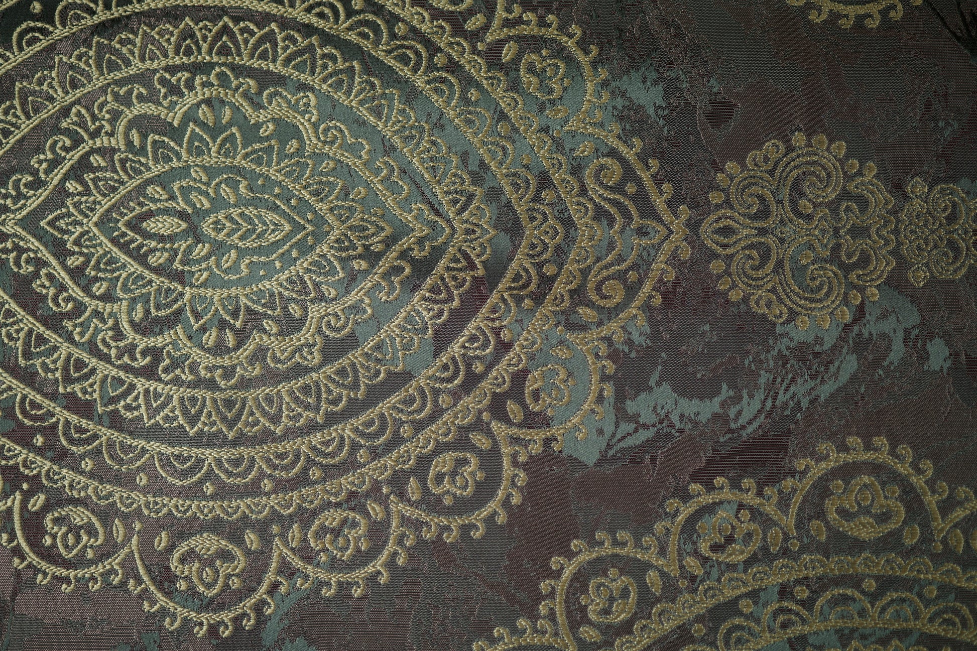 Opulenter Polsterstoff mit Ornamentik in Goldbraun und Bordeaux