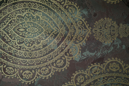 Opulenter Polsterstoff mit Ornamentik in Goldbraun und Bordeaux