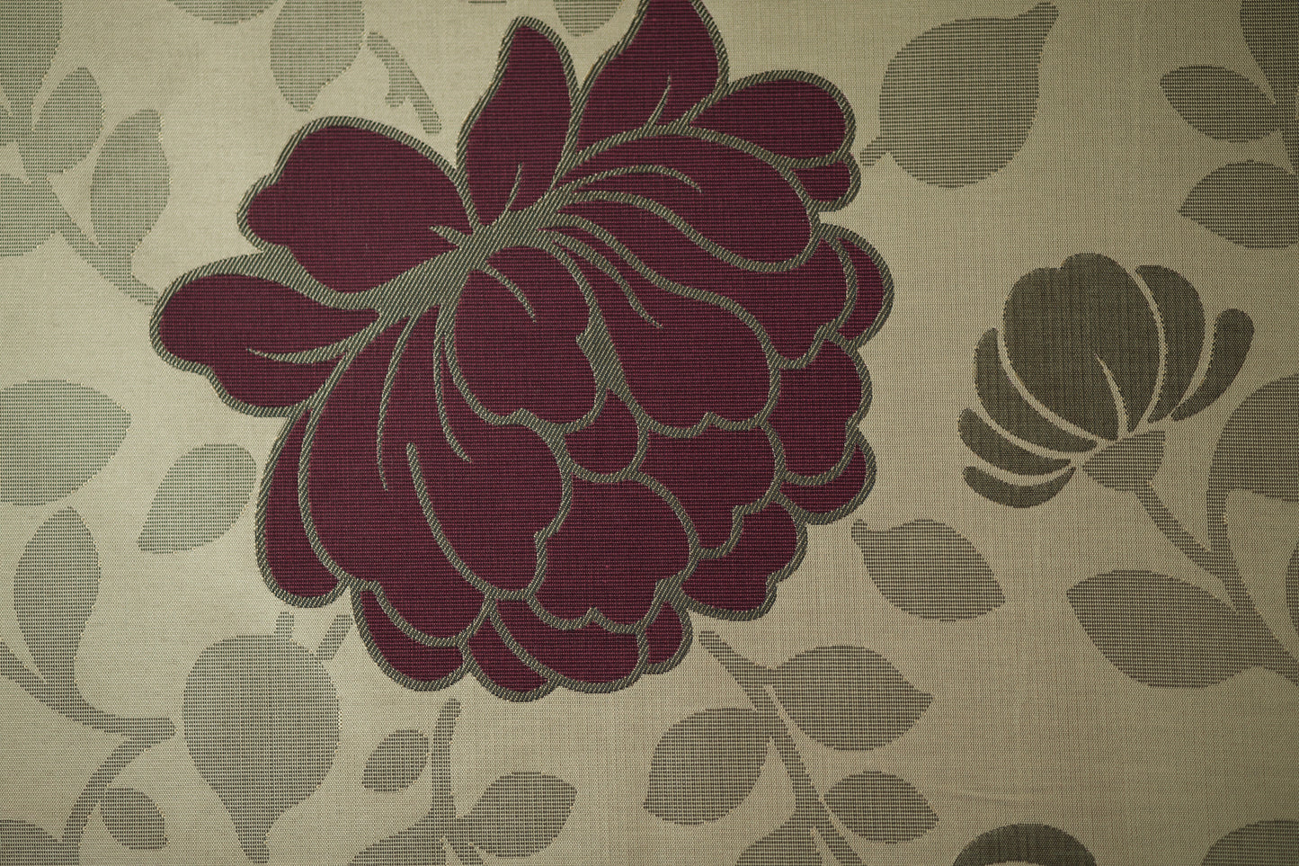 Beiger Vorhangstoff mit floralem Design in Bordeaux