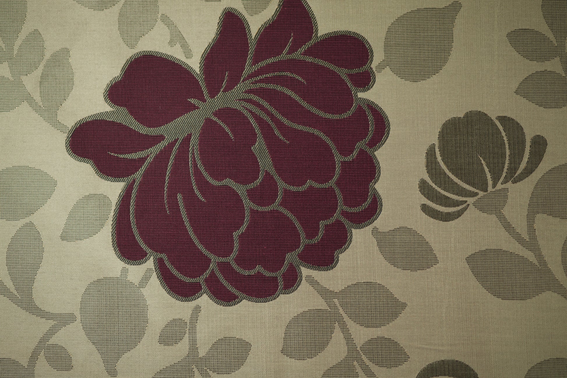 Beiger Vorhangstoff mit floralem Design in Bordeaux