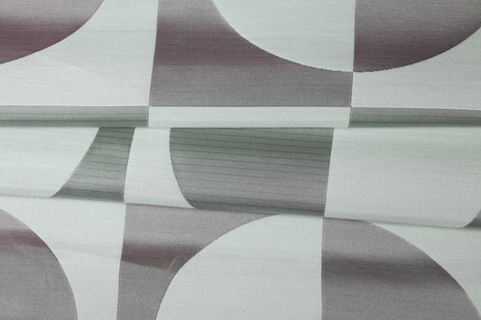 Mittelgrauer Vorhangstoff mit geometrischem Look in Naturweiß