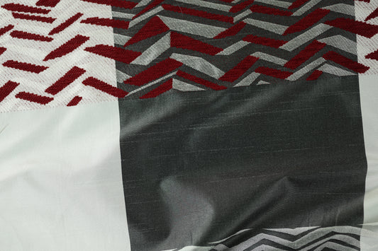 Patchwork-Vorhang mit roten und schwarzen Mustern – modern und lebendig