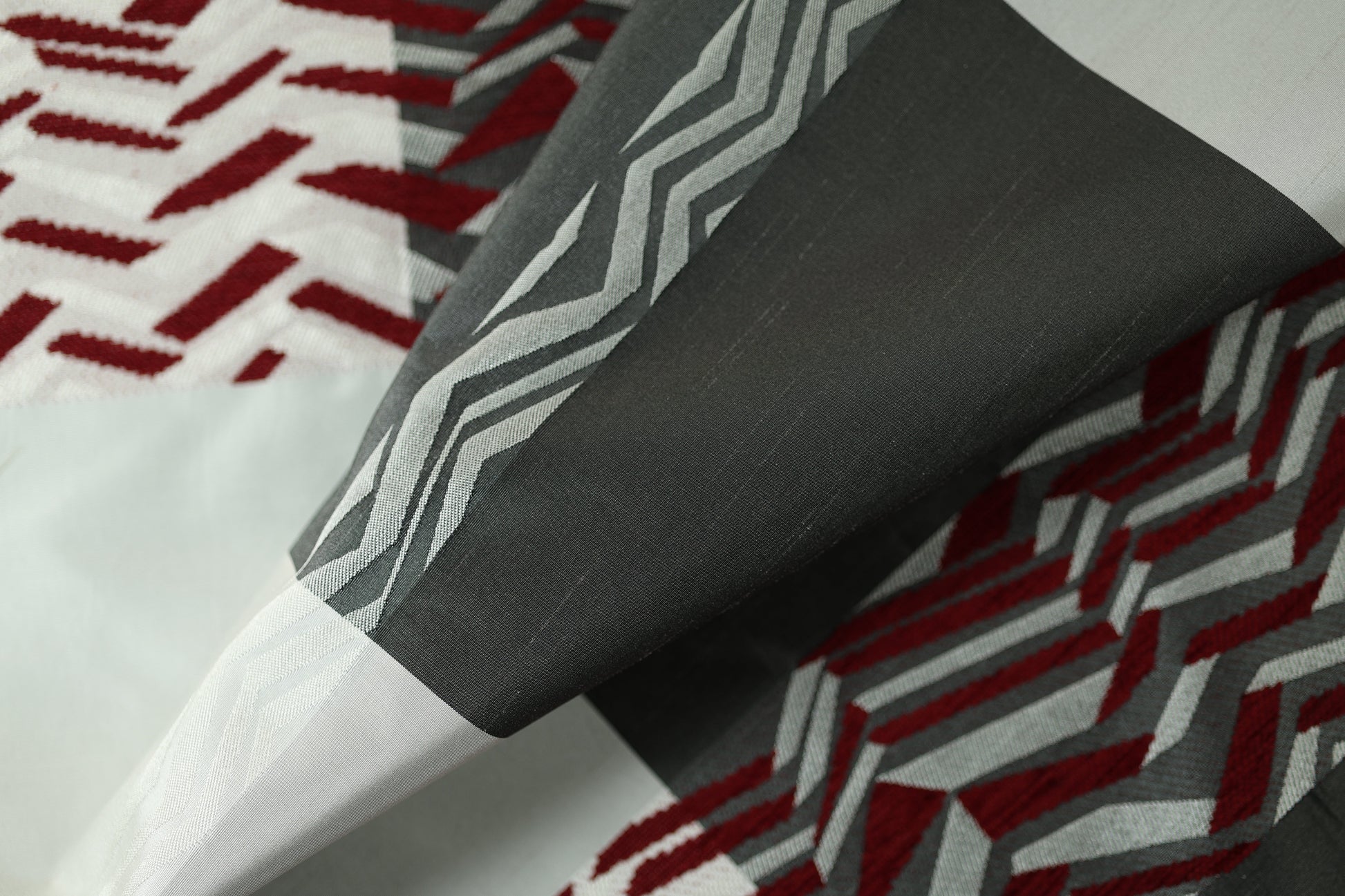Vorhangstoff mit geometrischen Kontrasten in Rot und Schwarz