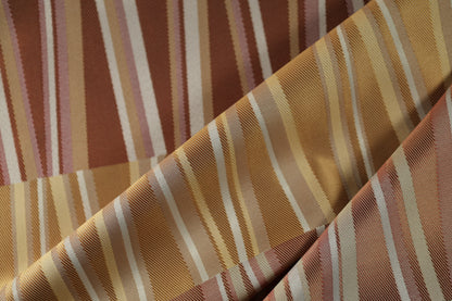 Warme Farben in Streifen – ideal für Dekoration und Tischwäsche