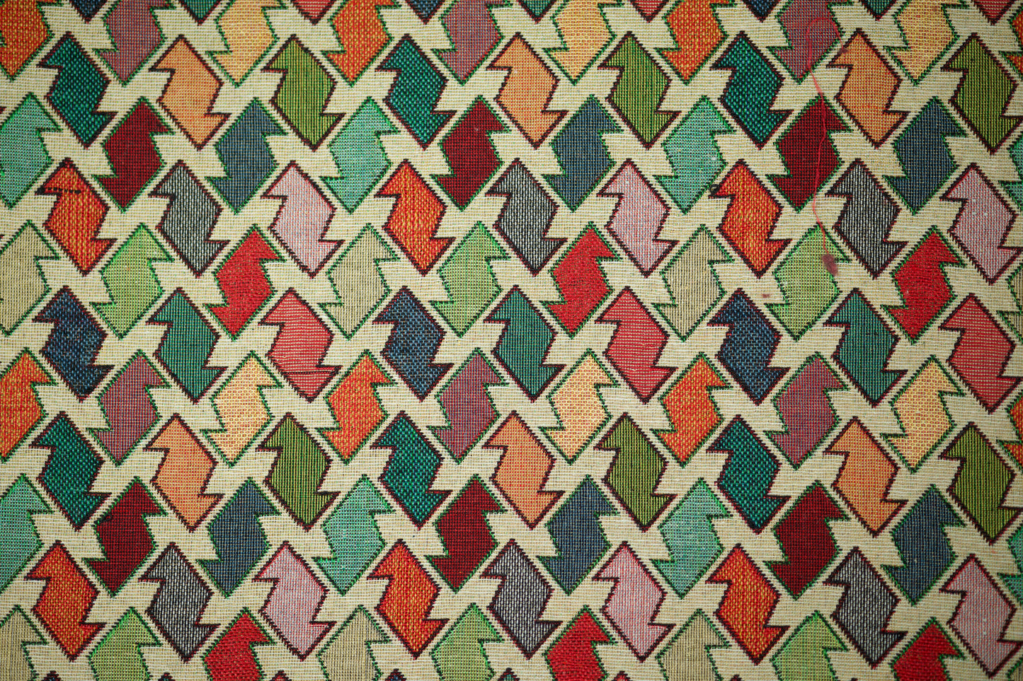 Bunter Möbelstoff mit geometrischem Rautenmuster in kräftigen Farben – perfekt für moderne Polsterprojekte