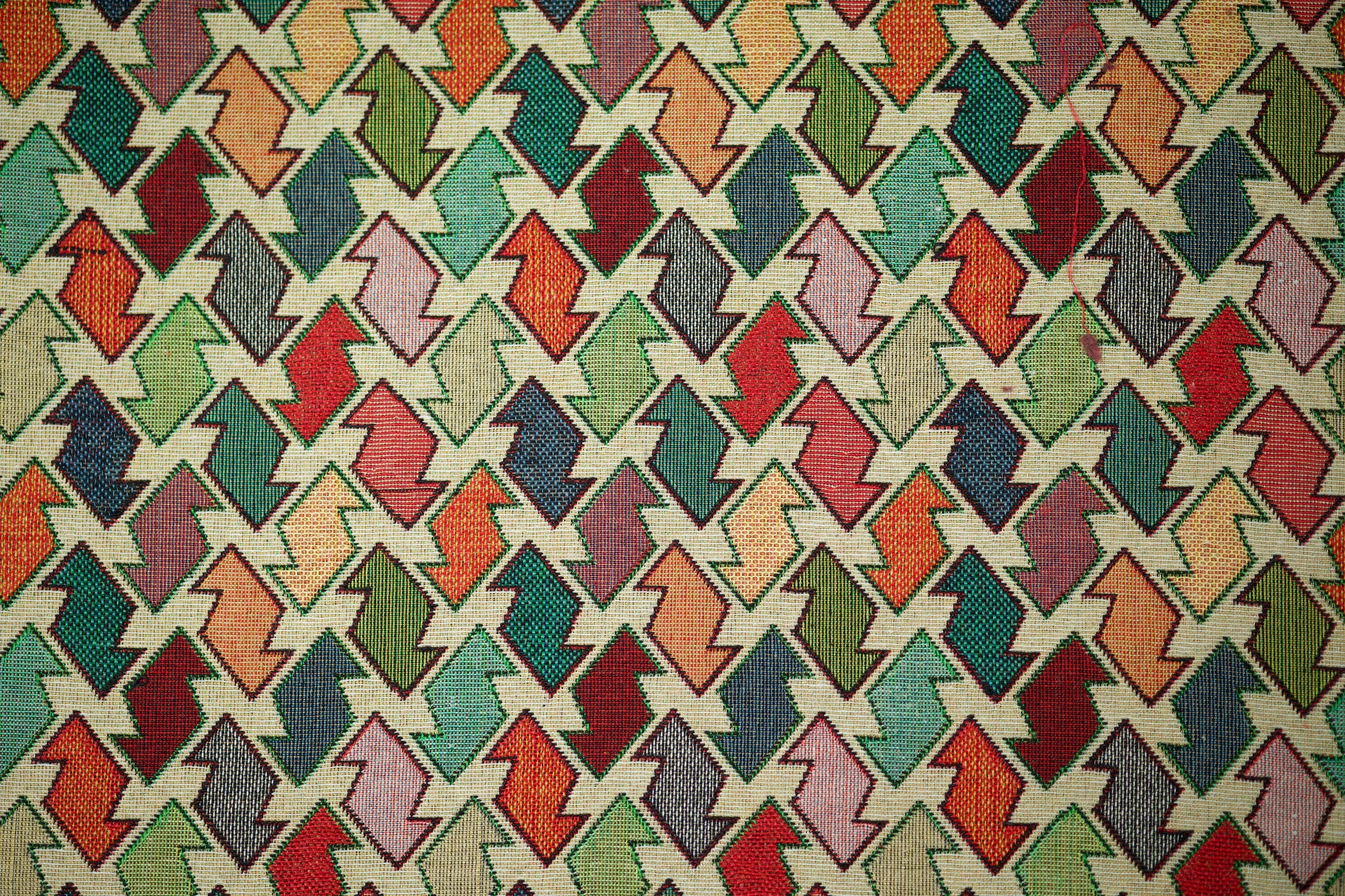 Bunter Möbelstoff mit geometrischem Rautenmuster in kräftigen Farben – perfekt für moderne Polsterprojekte