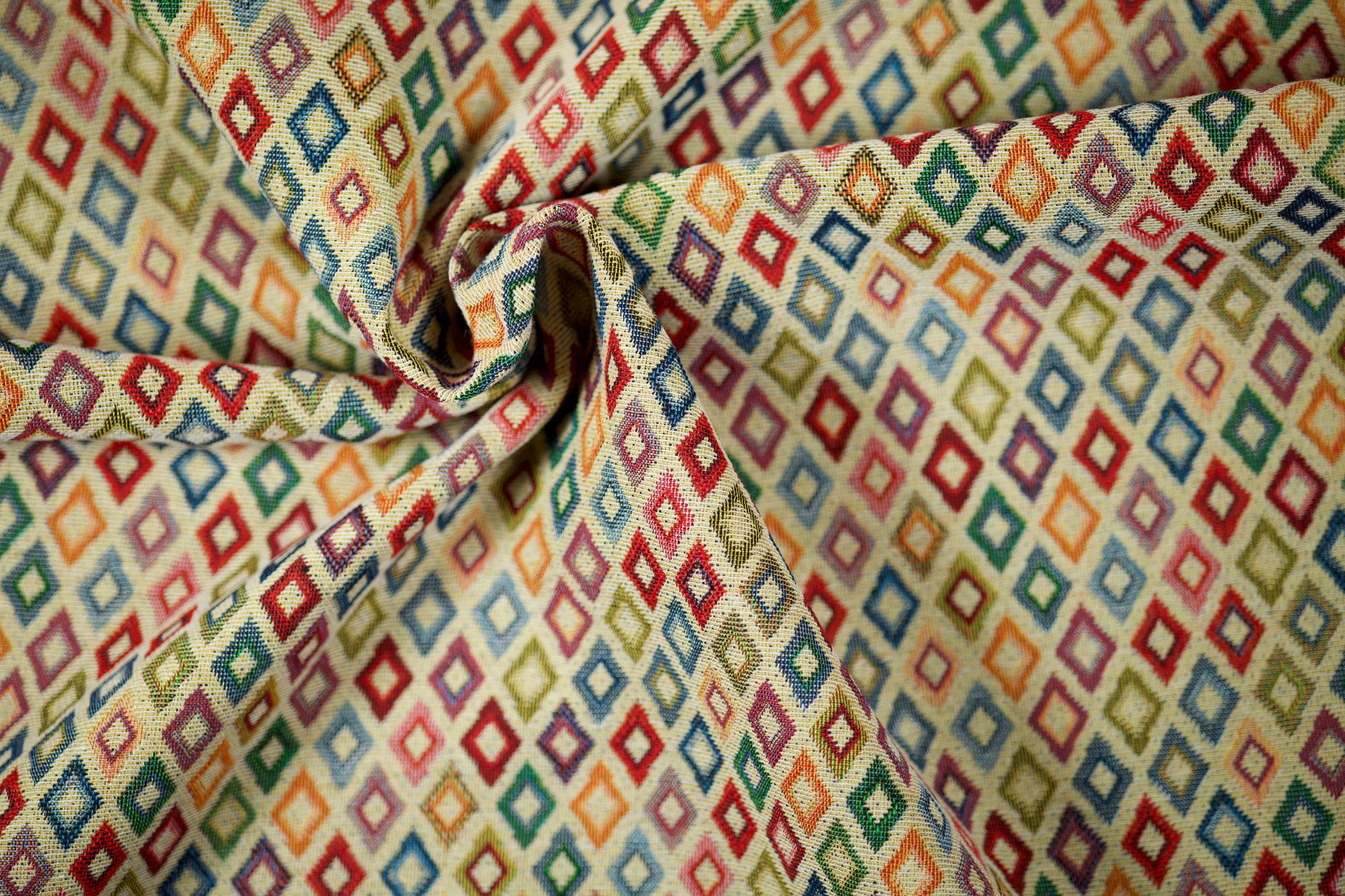 Möbelstoff mit kleinen bunten Rauten in Multicolor – modern & markant