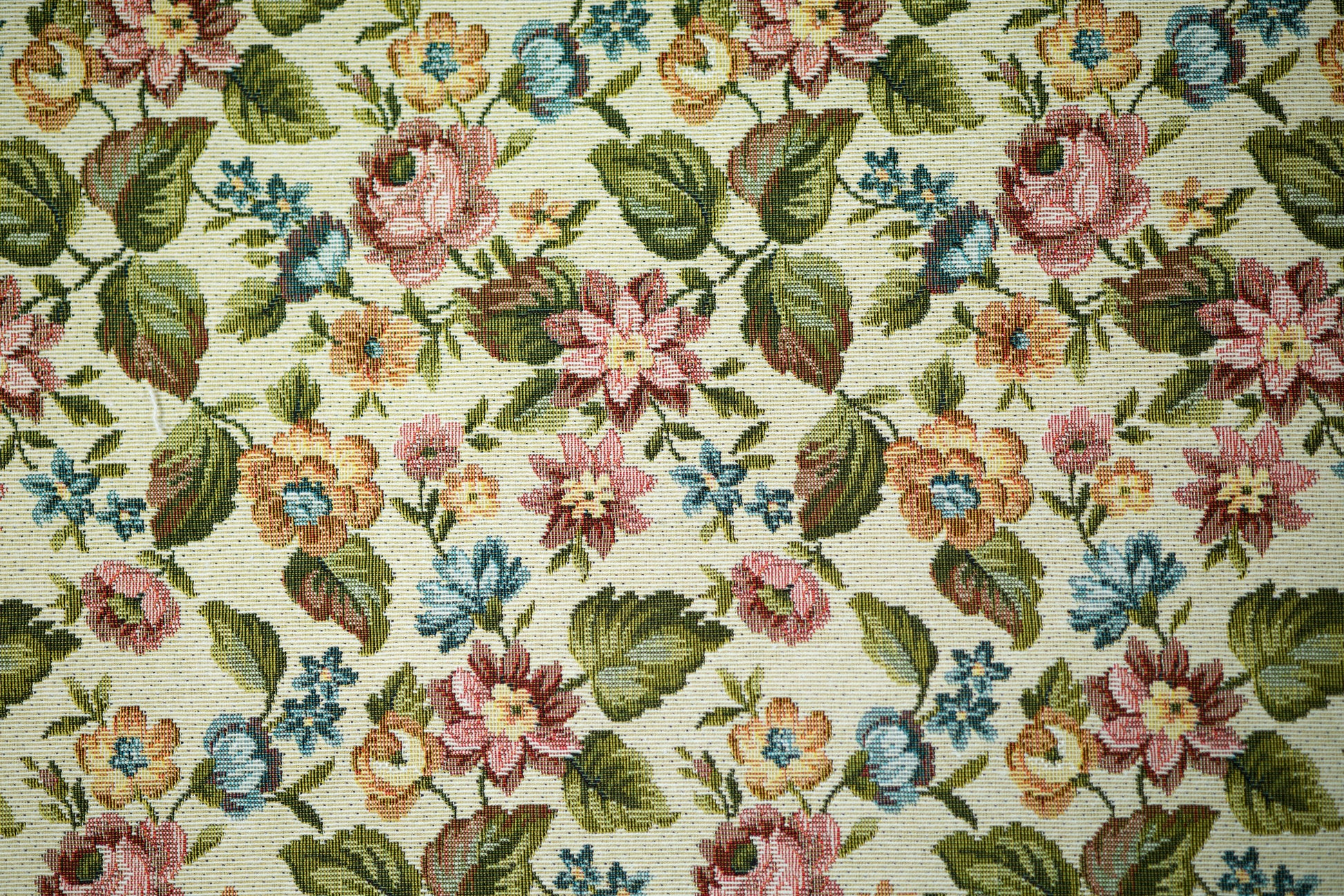 Detailansicht von Möbelstoff – Blumen auf Creme – fein gewebt