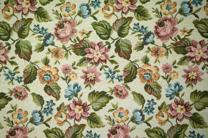 Detailansicht von Möbelstoff – Blumen auf Creme – fein gewebt