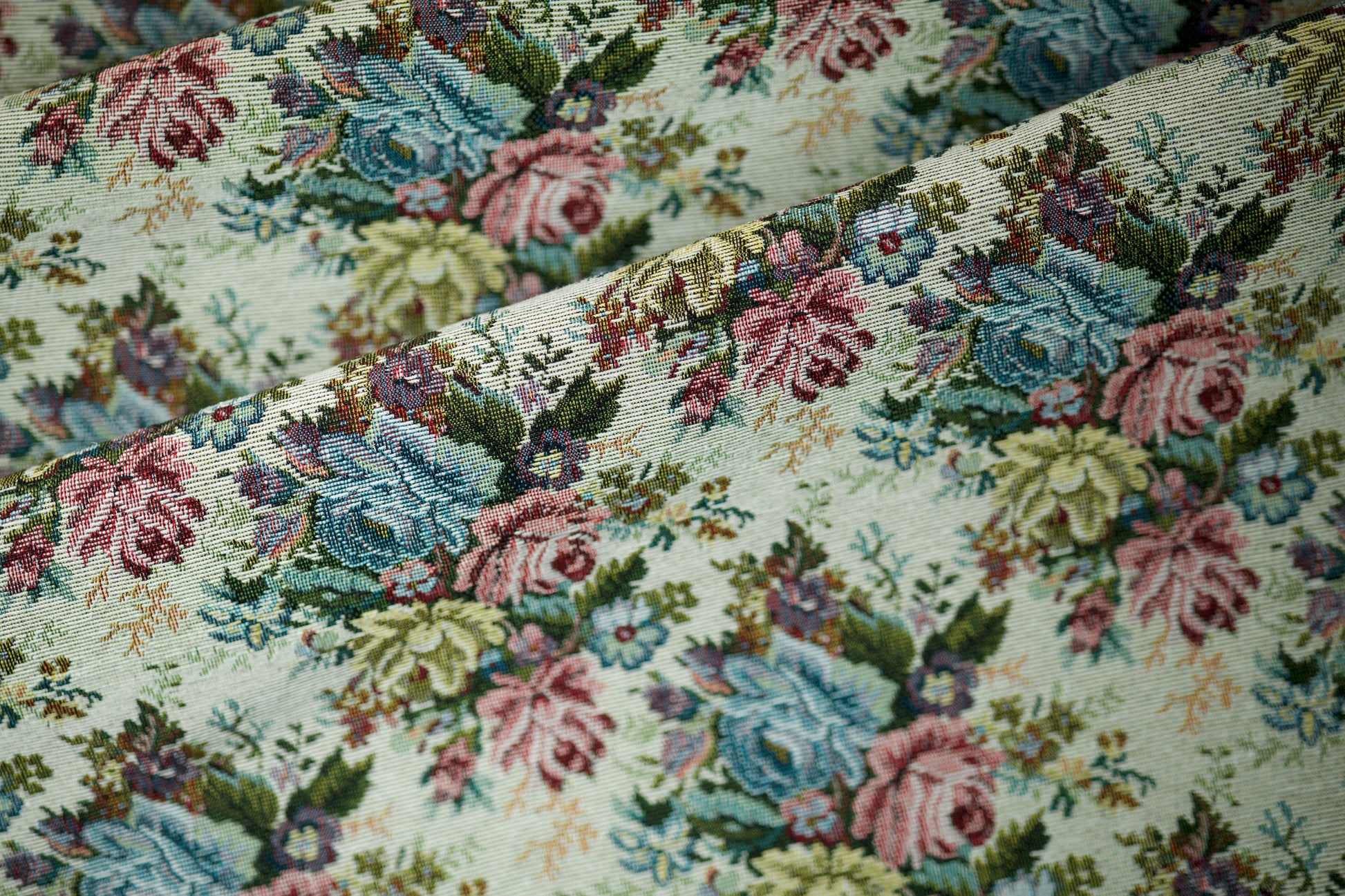 Detailansicht von Möbelstoff – Vintage Rosenmuster Pastell – fein gewebt