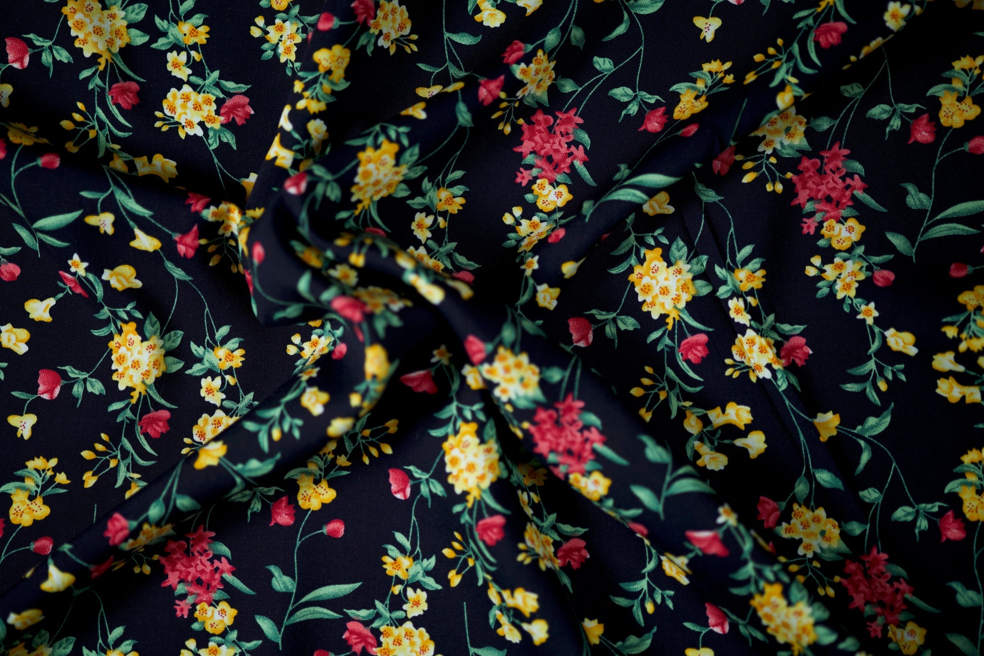 Sommerlicher Stoff mit kleinen Blumen für Damenkleidung
