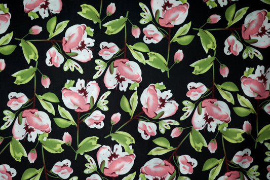 Viskosestoff mit rosa Blüten auf schwarzem Stoff