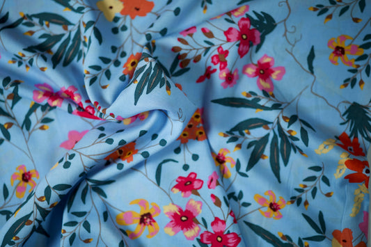 Viskosestoff – Bunte Blüten auf Hellblau – Viskosestoff mit Blumenmuster, weich und fließend – Ideal für Sommerkleider