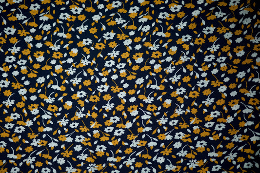 Viskosestoff – Gelb-Weiß auf Marine – Viskosestoff mit Blumenmuster, weich und fließend – Ideal für Sommerkleider