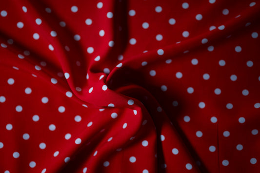 Leichter Viskosestoff mit Punkte in Rot – ideal für Sommerkleider