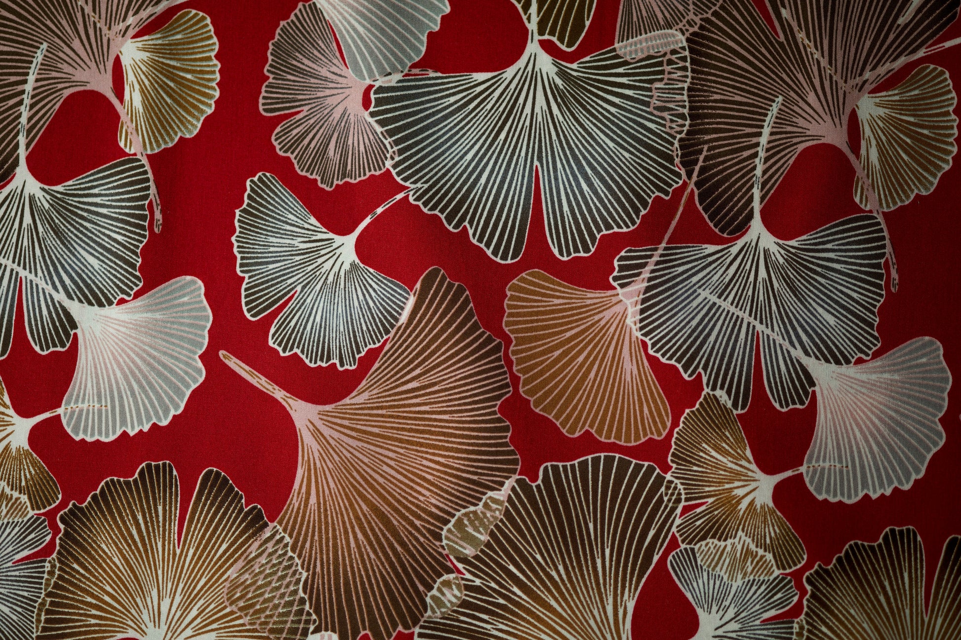 Fließender Stoff mit Ginkgo Muster in Rot – perfekt für Blusen oder Röcke